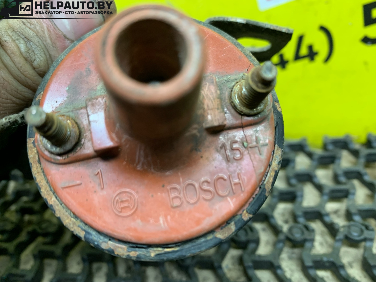 катушка зажигания Audi 100 С3 1986, 1.8 л., бензин, МКПП, белый, универсал, передний привод - фото №1