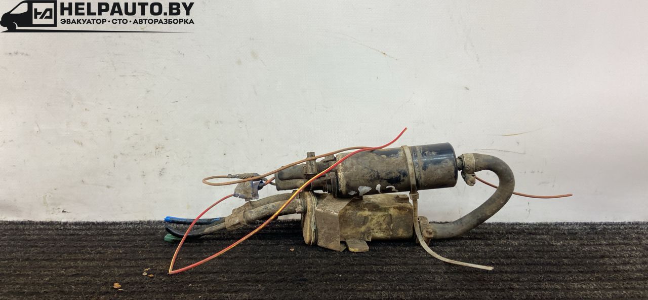 топливный насос (магистральный) Volkswagen Polo 2 поколение 1990, 1.3 л., бензин, МКПП, синий, хетчбэк 3 дв., передний привод - фото №1