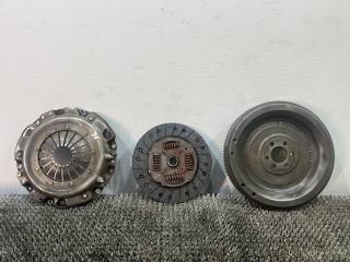 комплект сцепления Volkswagen Passat B3 1991, 1.8 л., бензин, МКПП, белый, седан, передний привод, 068105271F