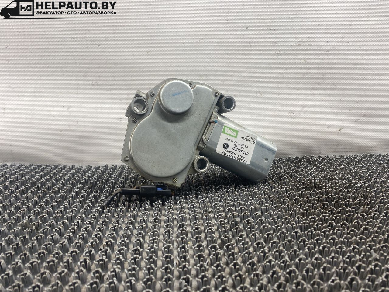 моторчик заднего стеклоочистителя (дворника) Plymouth Voyager 3 поколение 1998, 2.4 л., бензин, АКПП, зелёный, минивэн, передний привод - фото №1