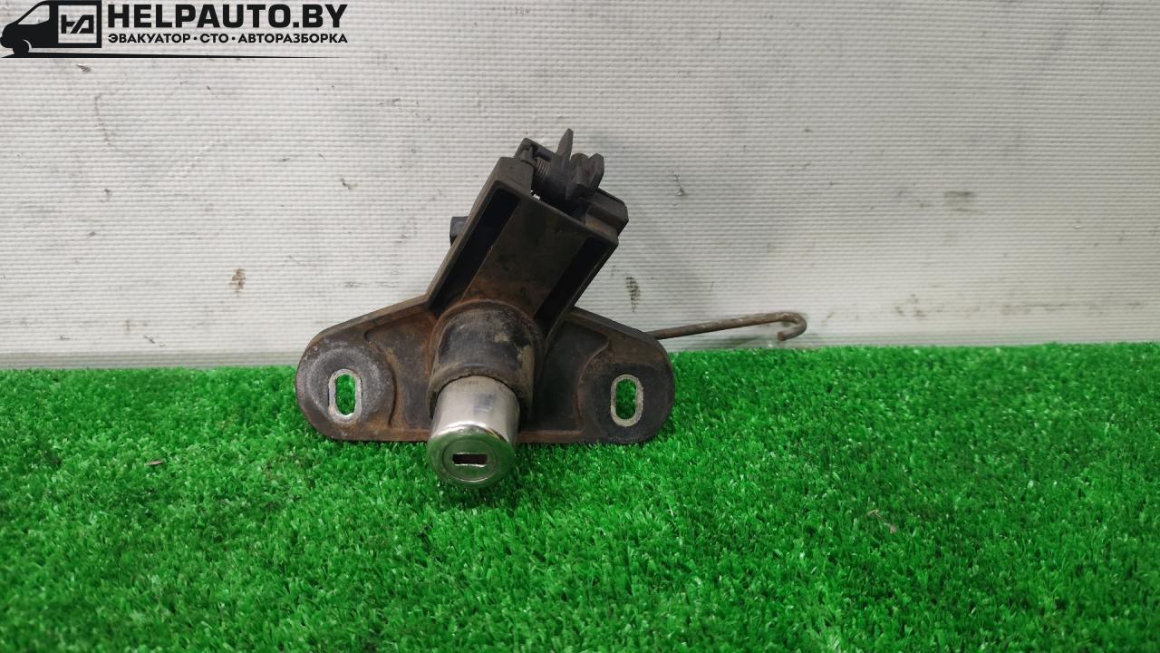 кнопка открытия багажника Opel Vectra B 1998, 1.8 л., бензин, МКПП, мокрый асфальт, универсал - фото №1