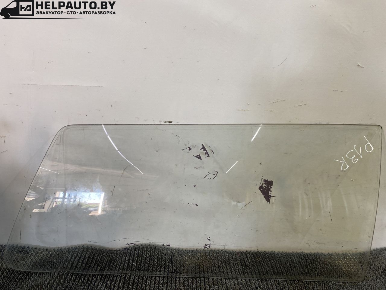 стекло кузовное боковое правое Volkswagen Polo 2 поколение 1990, 1.3 л., бензин, МКПП, синий, хетчбэк 3 дв., передний привод - фото №1
