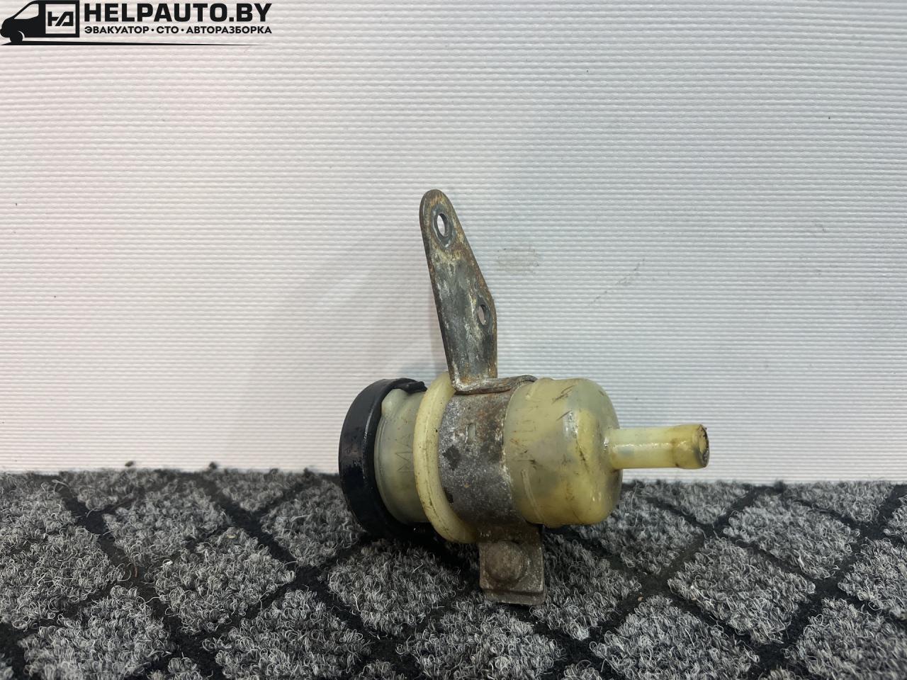 бачок главного цилиндра сцепления Kia Shuma 1 поколение 1999, 1.5 л., бензин, МКПП, красный, хетчбэк 5 дв., передний привод - фото №1