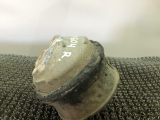 подушка крепления двигателя Mercedes-Benz C-Класс W202/S202 [рестайлинг] W202 1997, 2.2 л., OM 604.910, дизель, МКПП, темно зеленный металлик, седан, задний привод