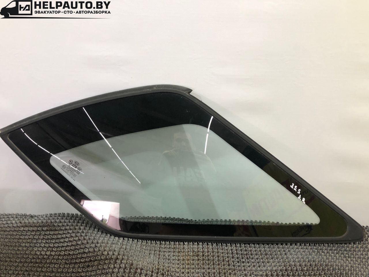 стекло кузовное боковое правое Kia Sorento 1 поколение 2005, 2.4 л., G4JS, бензин, МКПП, красный, внедорожник 5 дв., полный подключаемый привод, 43R-000382 - фото №1