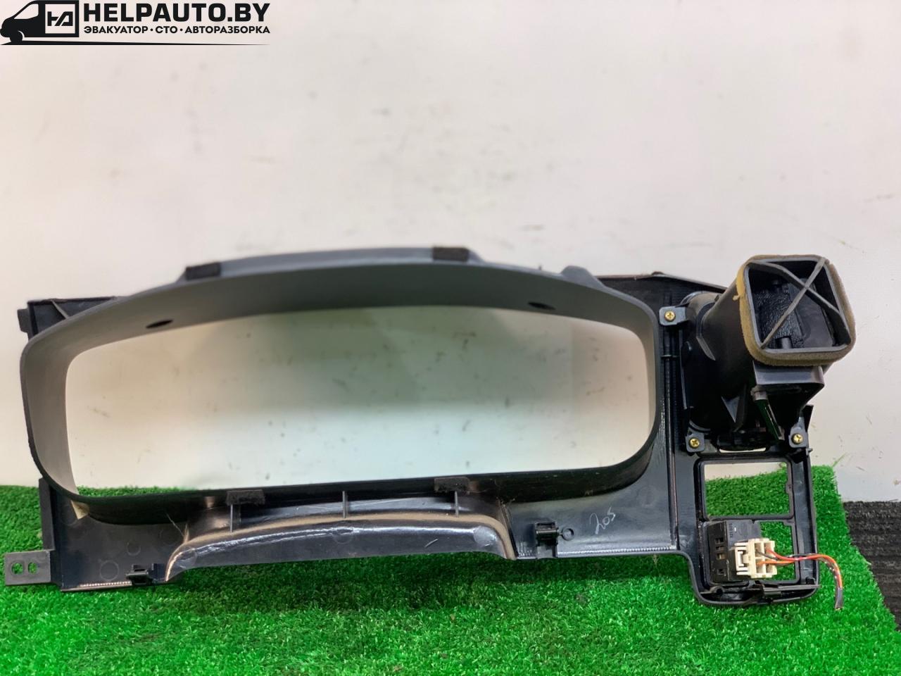рамка панели приборов Nissan Primera P11 1998, 2.0 л., SR20DE, бензин, 5МКПП, серебристый, седан, передний привод - фото №1