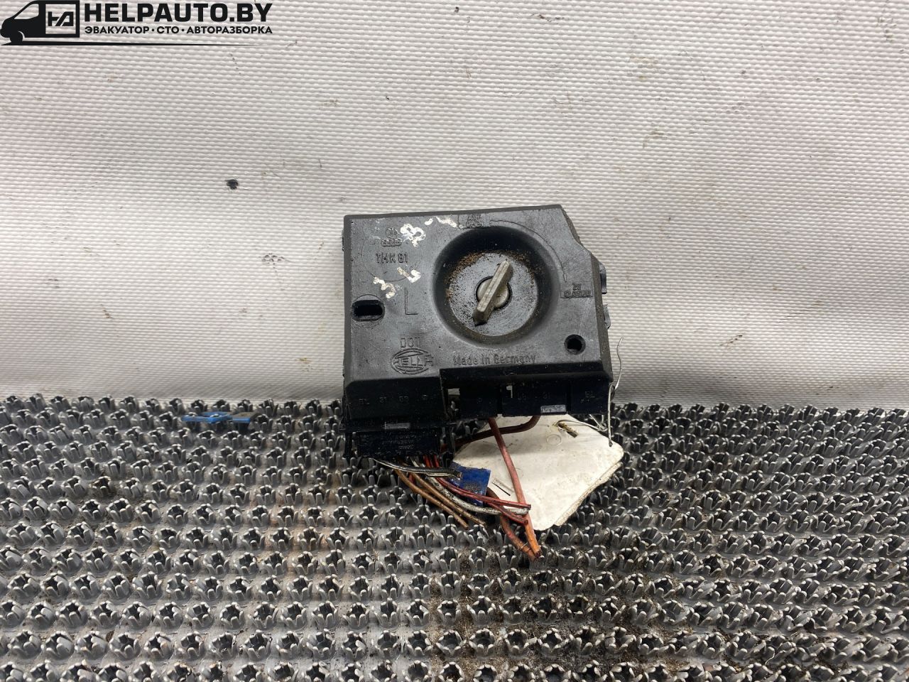 панель заднего правого фонаря Audi 80 8C/B4 1994, 2.0 л., бензин, МКПП, зеленый, седан, передний привод - фото №1