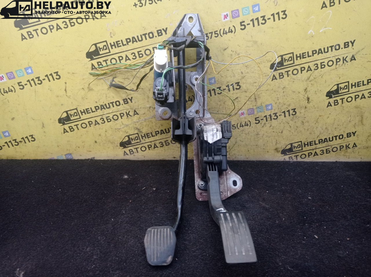 узел педальный (блок педалей) Ford Focus 2 поколение 2006, 1.6 л., HWDA, бензин, МКПП, красный, хетчбэк 5 дв., передний привод - фото №1