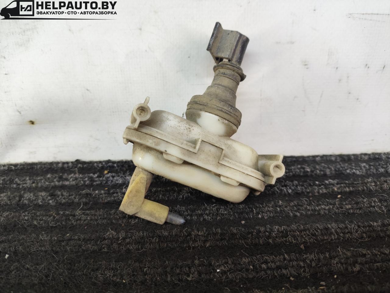 активатор замка багажника Volkswagen Passat B3 1991, 1.8 л., бензин, МКПП, белый, седан, передний привод, 357862153A - фото №1