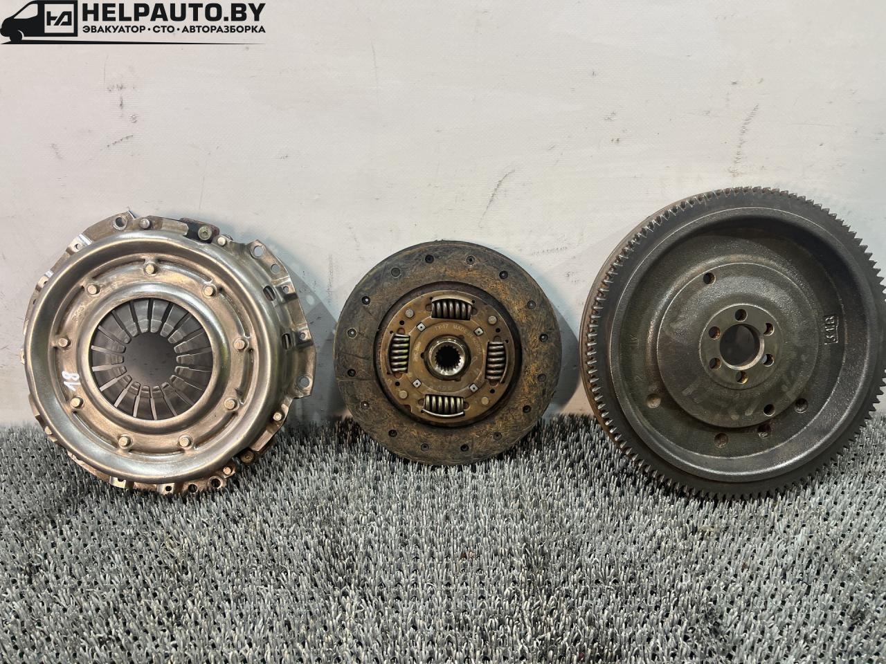 комплект сцепления Toyota Carina E 1 поколение T190 1995, 1.6 л., 4A-FE, бензин, МКПП, зелёный, хетчбэк 5 дв., передний привод - фото №1