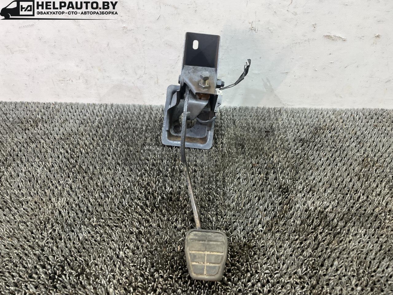 педаль сцепления Hyundai Coupe RD 1998, 2.0 л., бензин, МКПП, бордовый, купе, передний привод - фото №1