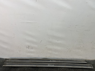 молдинг двери передней левой Mazda 626 GF 1997, 2.0 л., дизель, МКПП, зелёный, хетчбэк 5 дв., передний привод