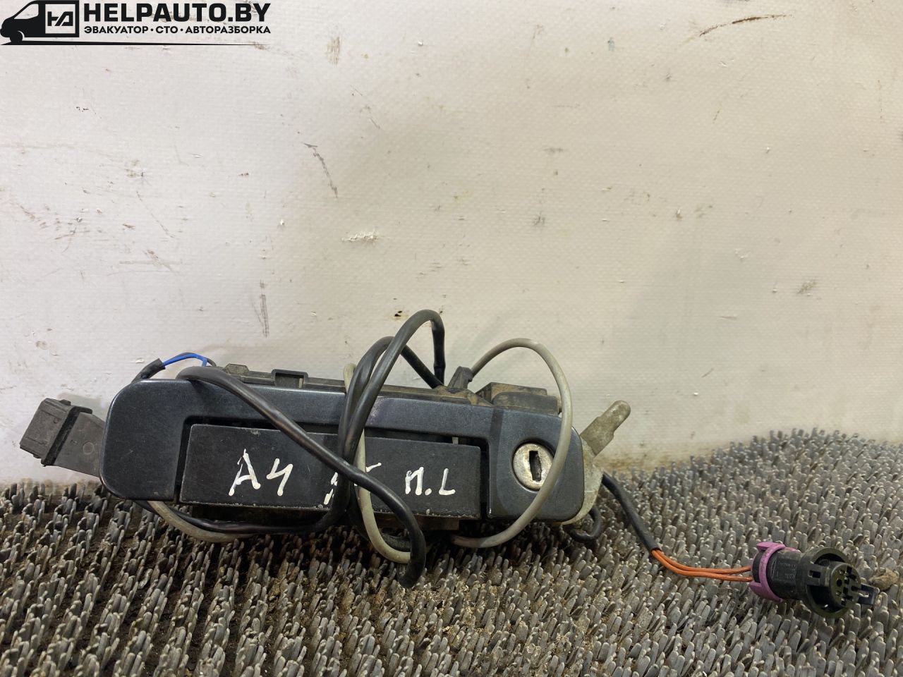 ручка наружная Audi A4 B5 1999, 1.8 л., бензин, АКПП, черный, универсал, передний привод - фото №1