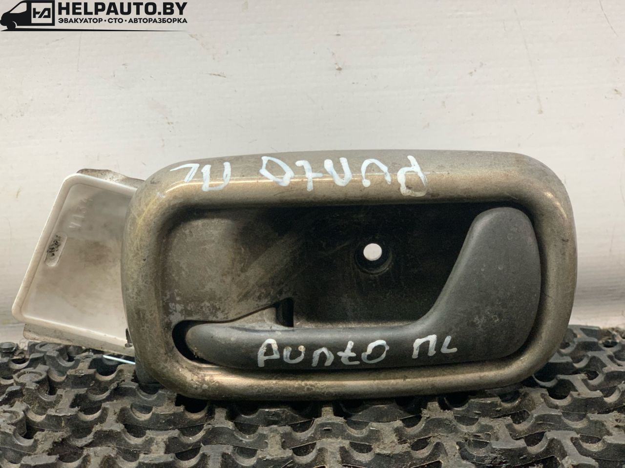 ручка внутренняя передняя левая Fiat Punto 1 поколение 1997, 1.2 л., бензин, МКПП, красный, хетчбэк 3 дв., передний привод - фото №1