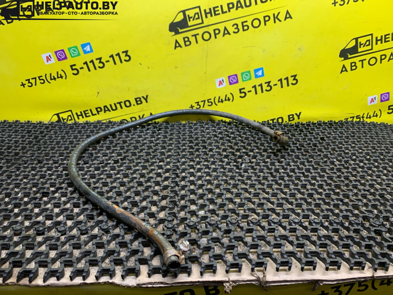 патрубок расширительного бачка Volkswagen Golf 2 поколение 1990, 1.6 л., дизель, МКПП, черный, хетчбэк 3 дв., передний привод - фото №1