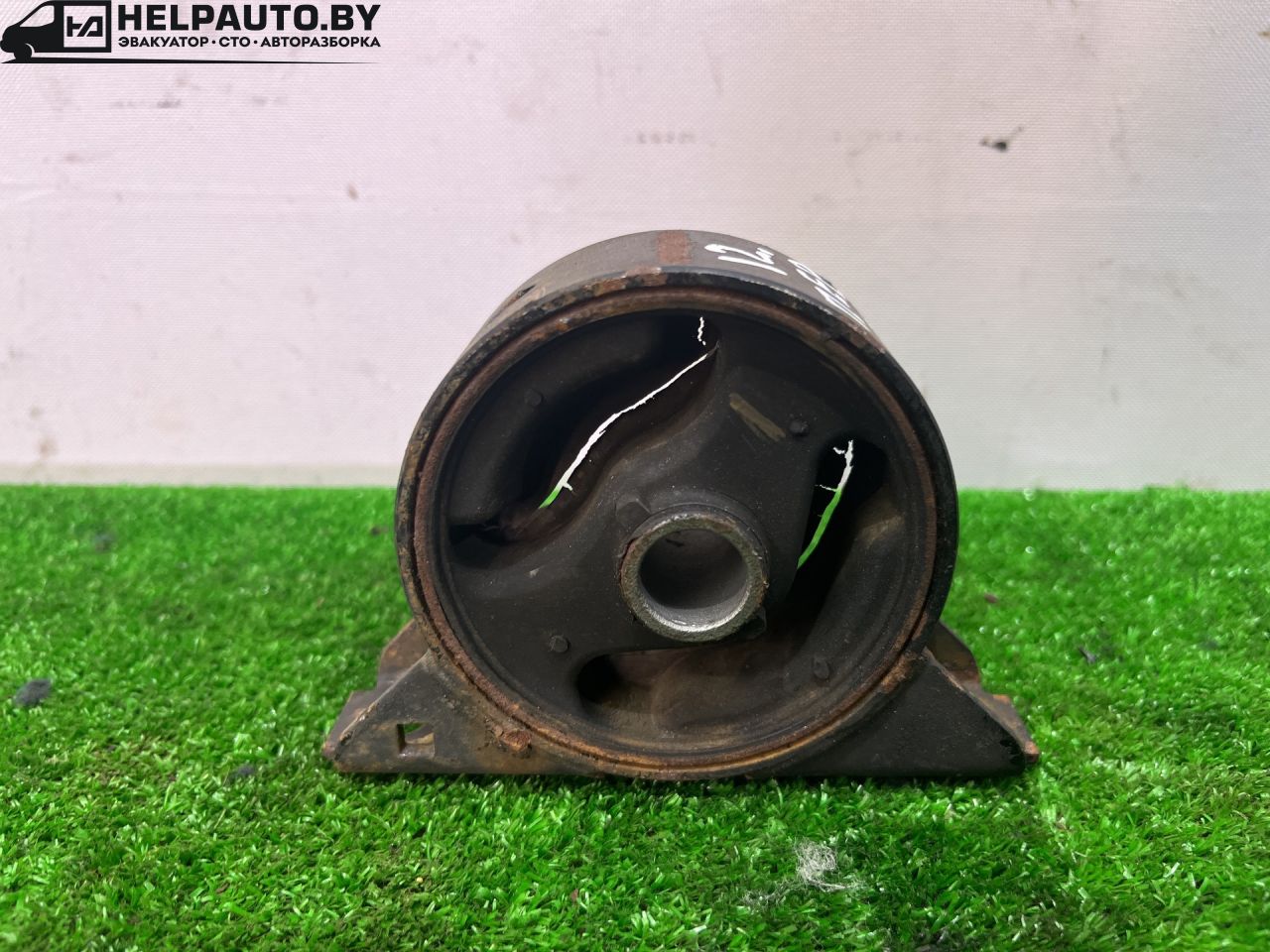 подушка крепления КПП Mitsubishi Mirage 5 поколение 2002, 1.5 л., бензин, АКПП, чёрный, купе, передний привод - фото №1