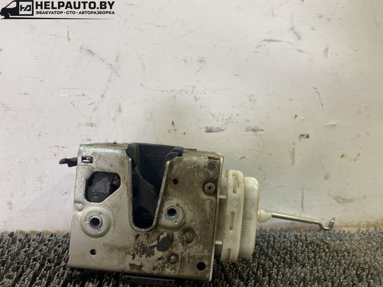 замок двери передней правой Audi A4 B5 1999, 1.8 л., бензин, АКПП, черный, универсал, передний привод - фото №1