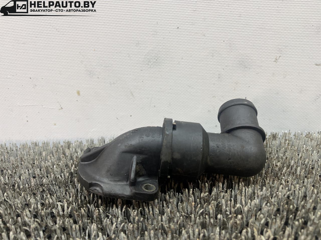 фланец (тройник) системы охлаждения Volkswagen Golf 3 поколение 1995, 1.9 л., AEY, дизель, МКПП, белый, универсал, передний привод, 037121121A - фото №1