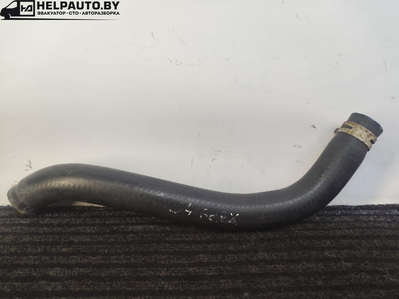 патрубок радиатора Volkswagen Passat B3 1991, 1.8 л., бензин, МКПП, белый, седан, передний привод - фото №1