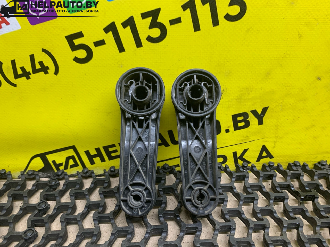 ручка стеклоподъемника задней SEAT Ibiza 2 поколение 1998, 1.6 л., ALM, бензин, 5МКПП, синий, хетчбэк 5 дв., передний привод - фото №1