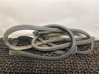 уплотнитель двери Mazda Demio 1 поколение [рестайлинг] 2001, 1.3 л., бензин, МКПП, зелёный, хетчбэк 5 дв., передний привод