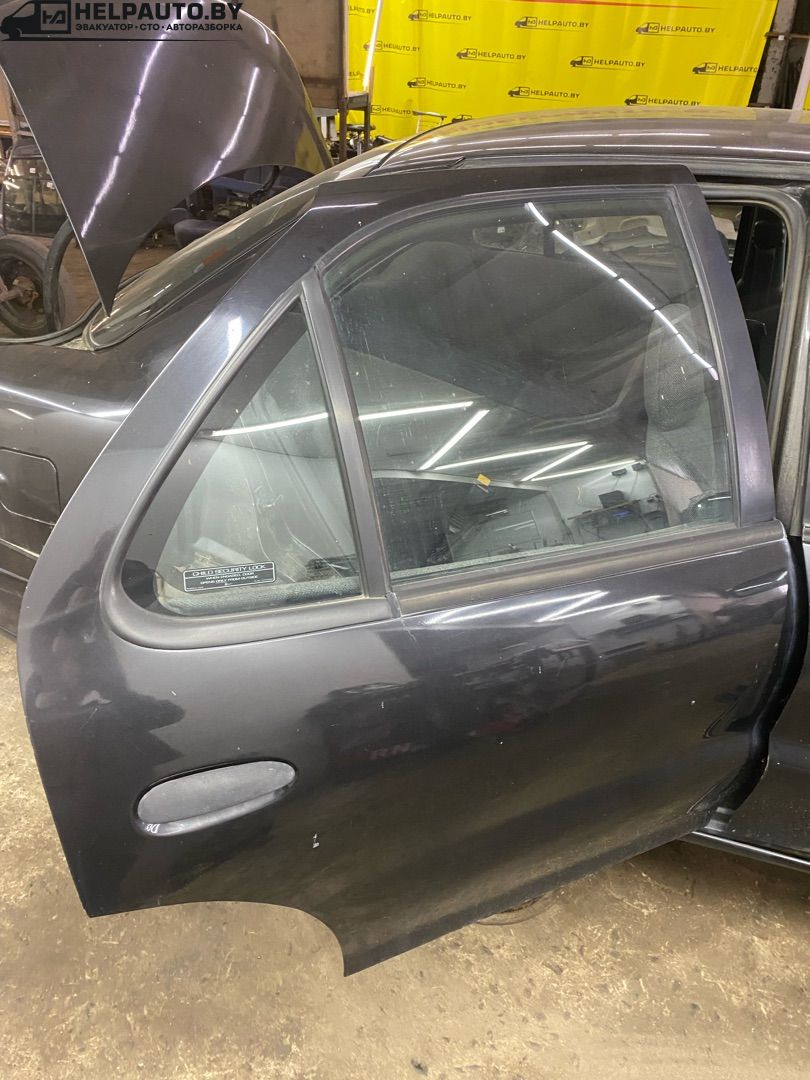 форточка задняя правая Pontiac Sunfire 1 поколение 1999, 2.2 л., бензин, АКПП, черный, передний привод - фото №1
