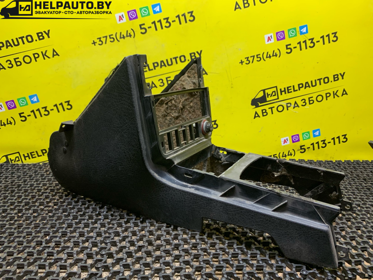 консоль салона Audi 100 С3 1986, 1.8 л., бензин, МКПП, белый, универсал, передний привод - фото №1