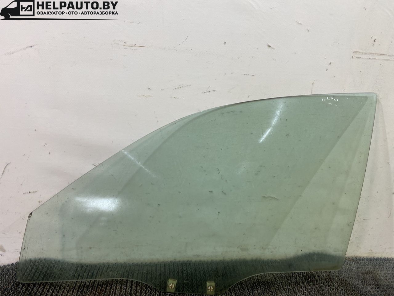стекло двери передней левой Mazda 626 GF 1997, 2.0 л., дизель, МКПП, зелёный, хетчбэк 5 дв., передний привод - фото №1