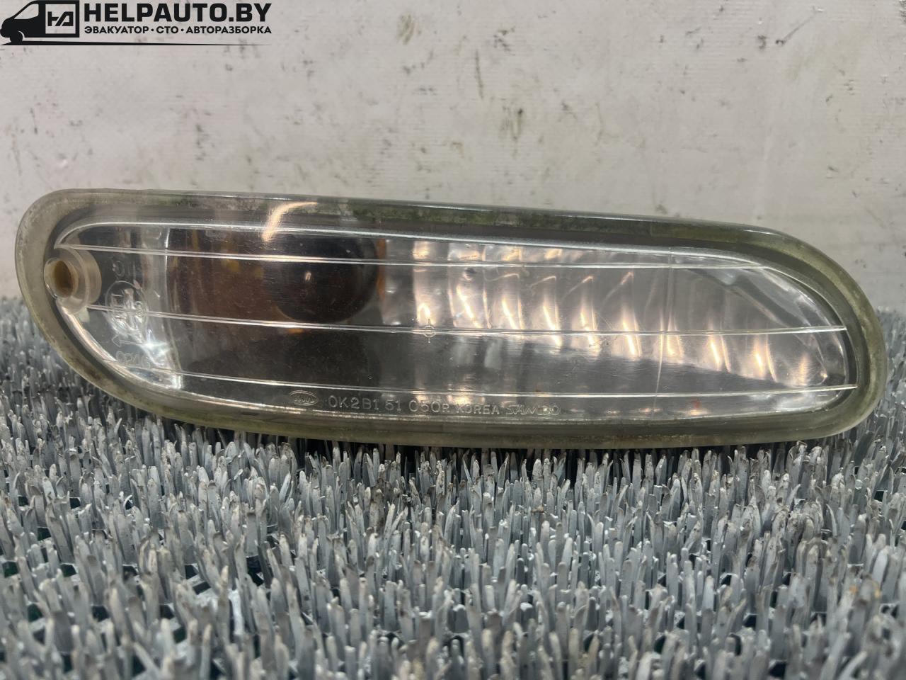 поворотник правый Kia Shuma 1 поколение 1999, 1.5 л., бензин, МКПП, красный, хетчбэк 5 дв., передний привод, OK2B151 - фото №1