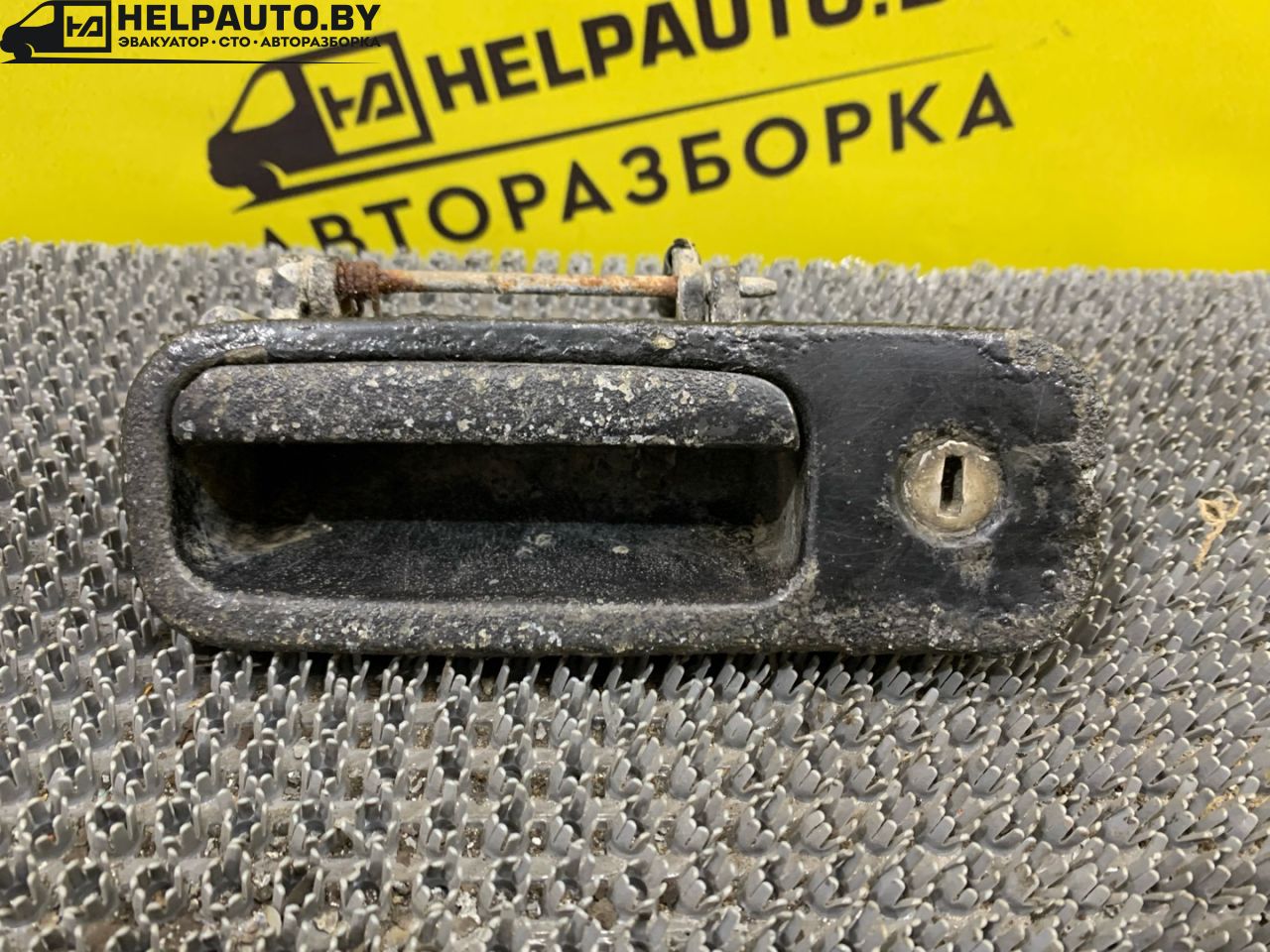 ручка открывания багажника Volkswagen Polo 3 поколение 1999, 1.4 л., бензин, МКПП, черный, хетчбэк 3 дв., передний привод - фото №1