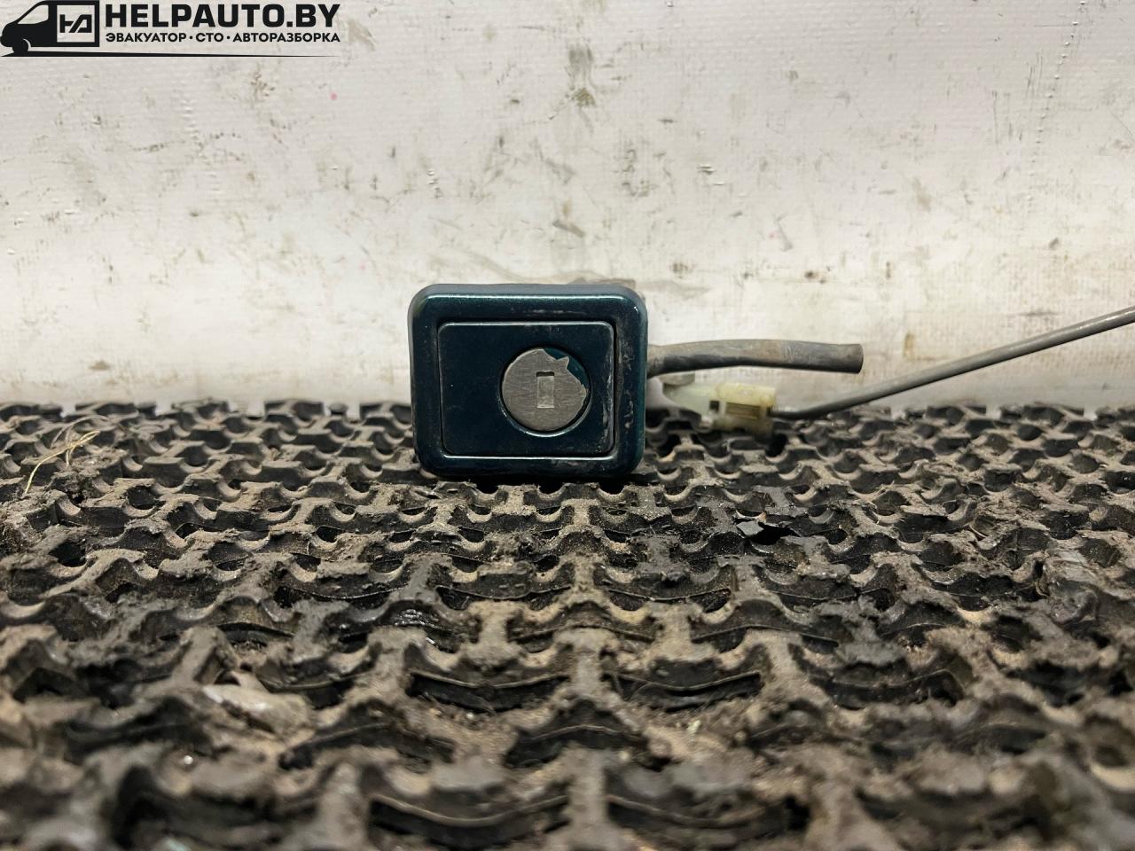 кнопка открытия багажника Volvo 460 1 поколение 1993, 2.0 л., бензин, МКПП, зелёный, седан, передний привод - фото №1