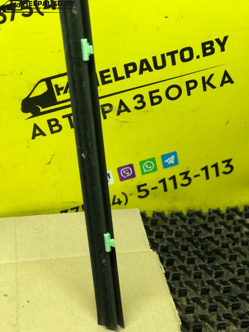 молдинг стекла Kia Sportage 1 поколение 2000, 2.0 л., FE (16V), бензин, МКПП, зеленый, полный подключаемый привод, правый руль - фото №1