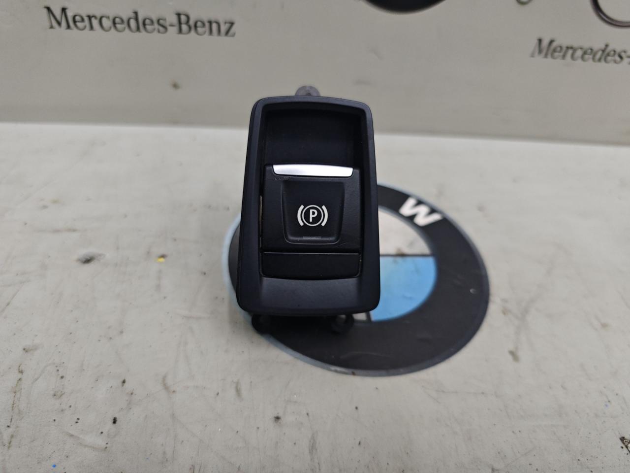 кнопка ручного тормоза (ручника) BMW 2 серия Active Tourer F45 2015, 2.0 л., бензин, 9385001 - фото №1