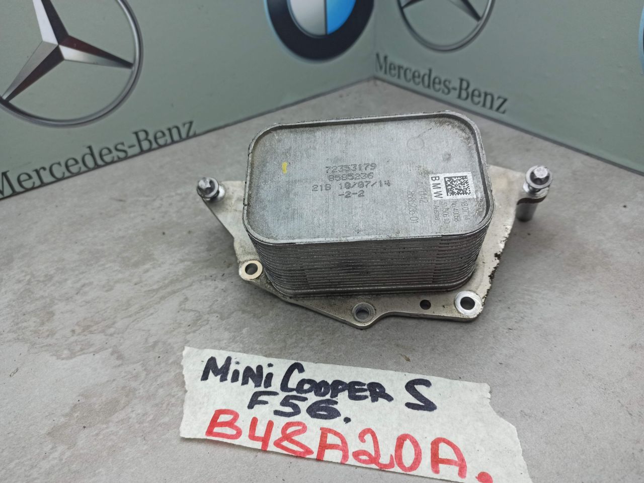 теплообменник масляного фильтра Mini Cooper S 3 поколение F56 (2013 - 2018), 2.0 л., B48 A20 A, бензин, 8585236 - фото №1