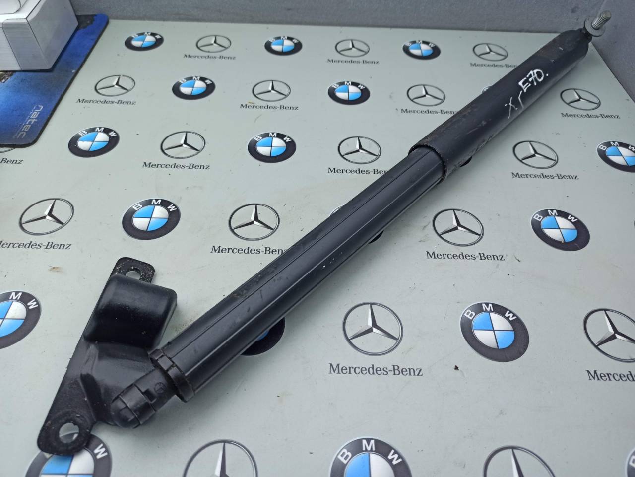 амортизатор крышки багажника (3-5 двери) BMW X5 E70 2009 - фото №1