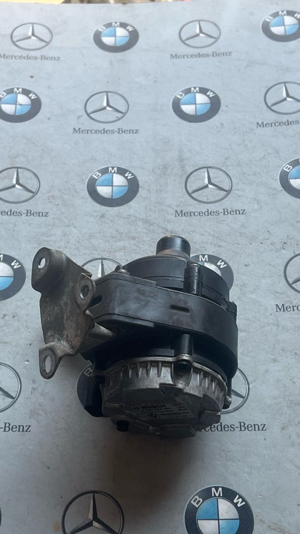 насос антифриза дополнительный BMW 6 серия F06/F12/F13 2014, 3.0 л., бензин, 8600285 - фото №1