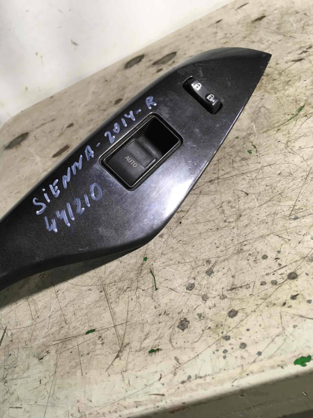 Кнопка стеклоподъемника двери Toyota Sienna 3 поколение