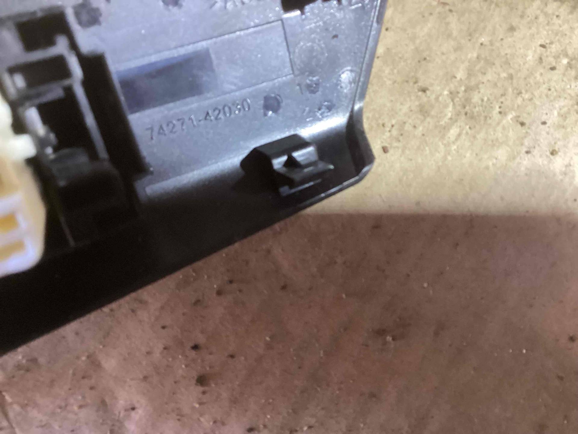Кнопка стеклоподъемника двери Toyota RAV4