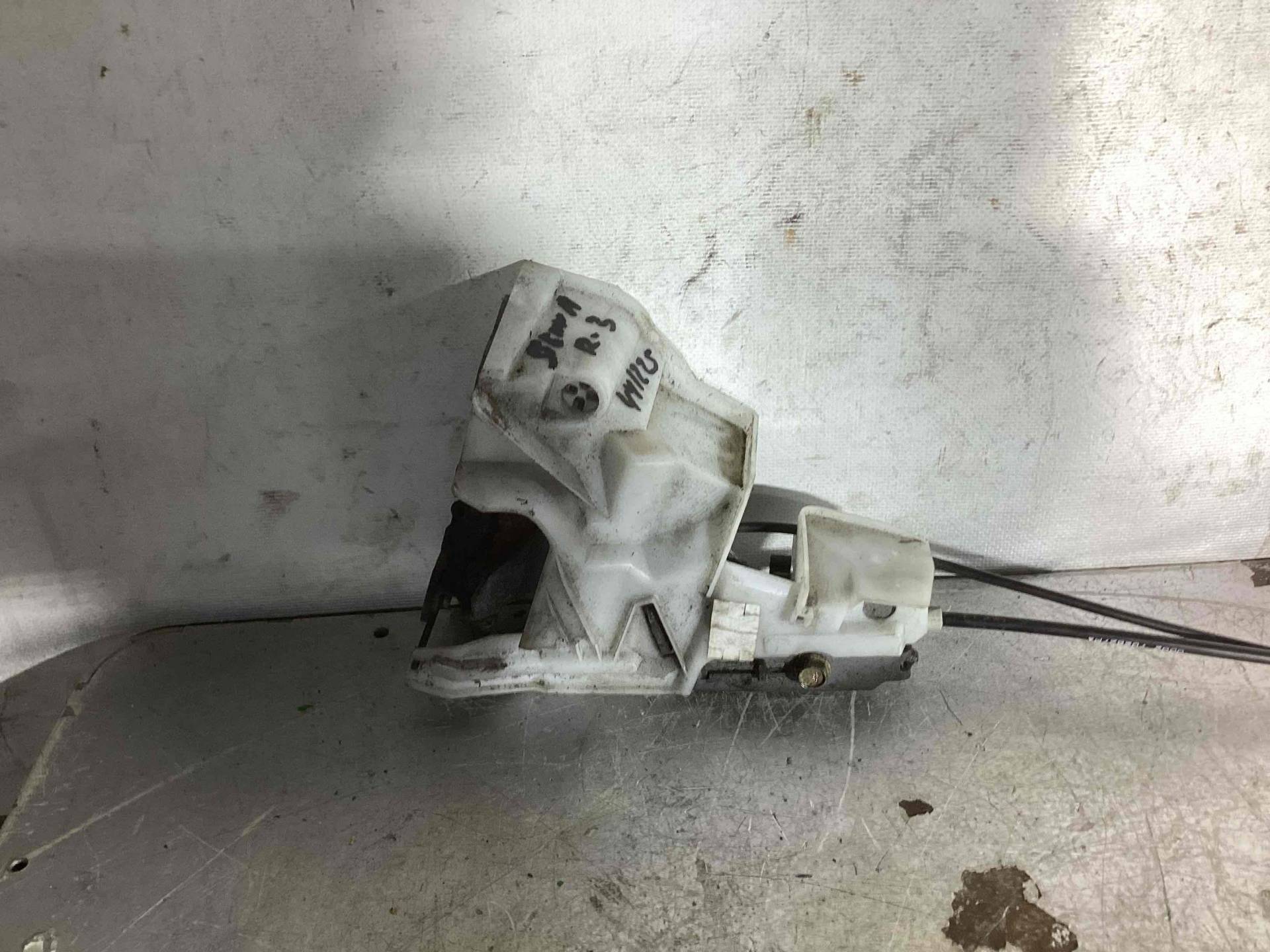 Замок двери задней правой Toyota Sienna 3 поколение
