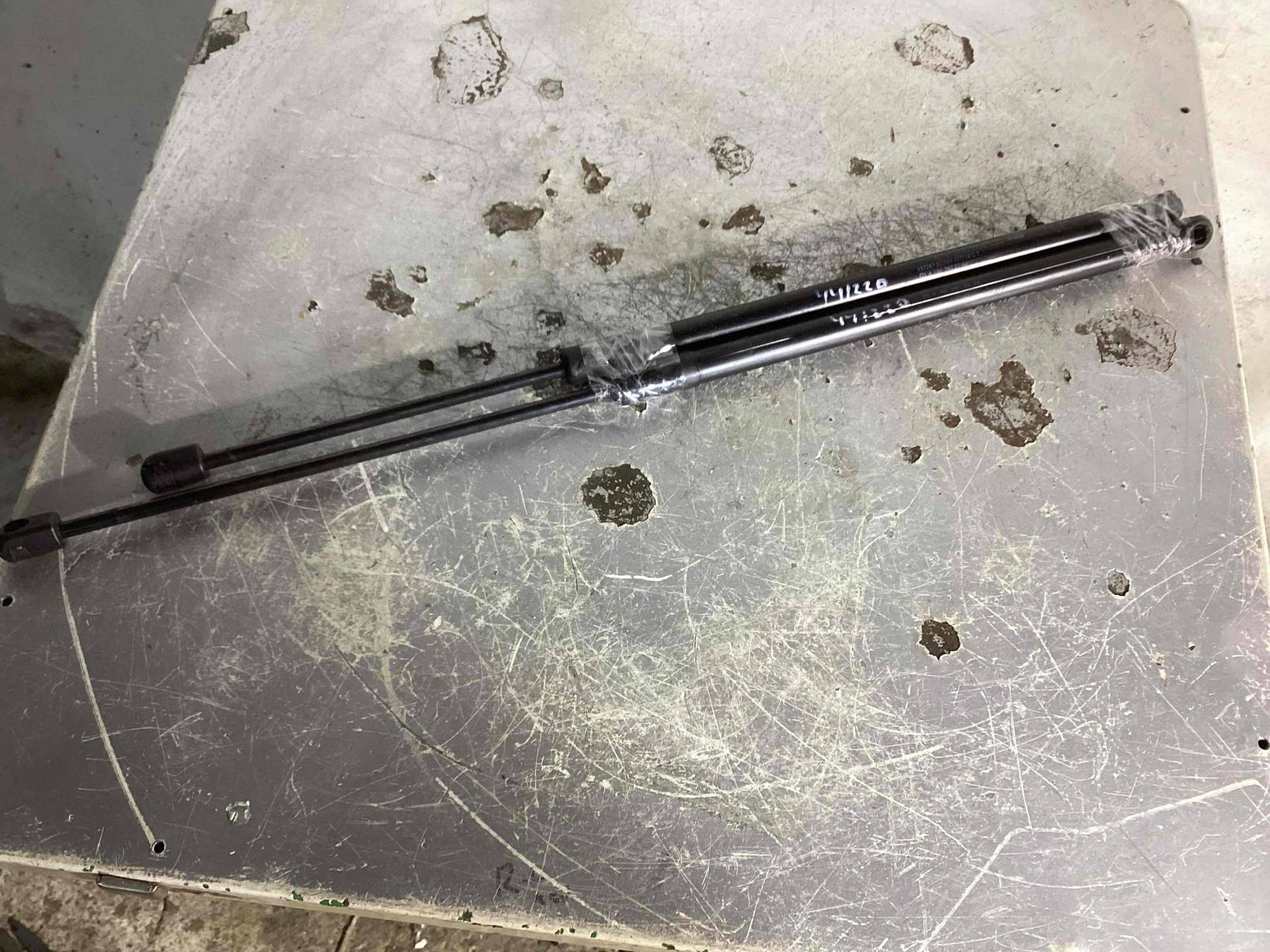 Амортизатор капота правый Mercedes-Benz M W166