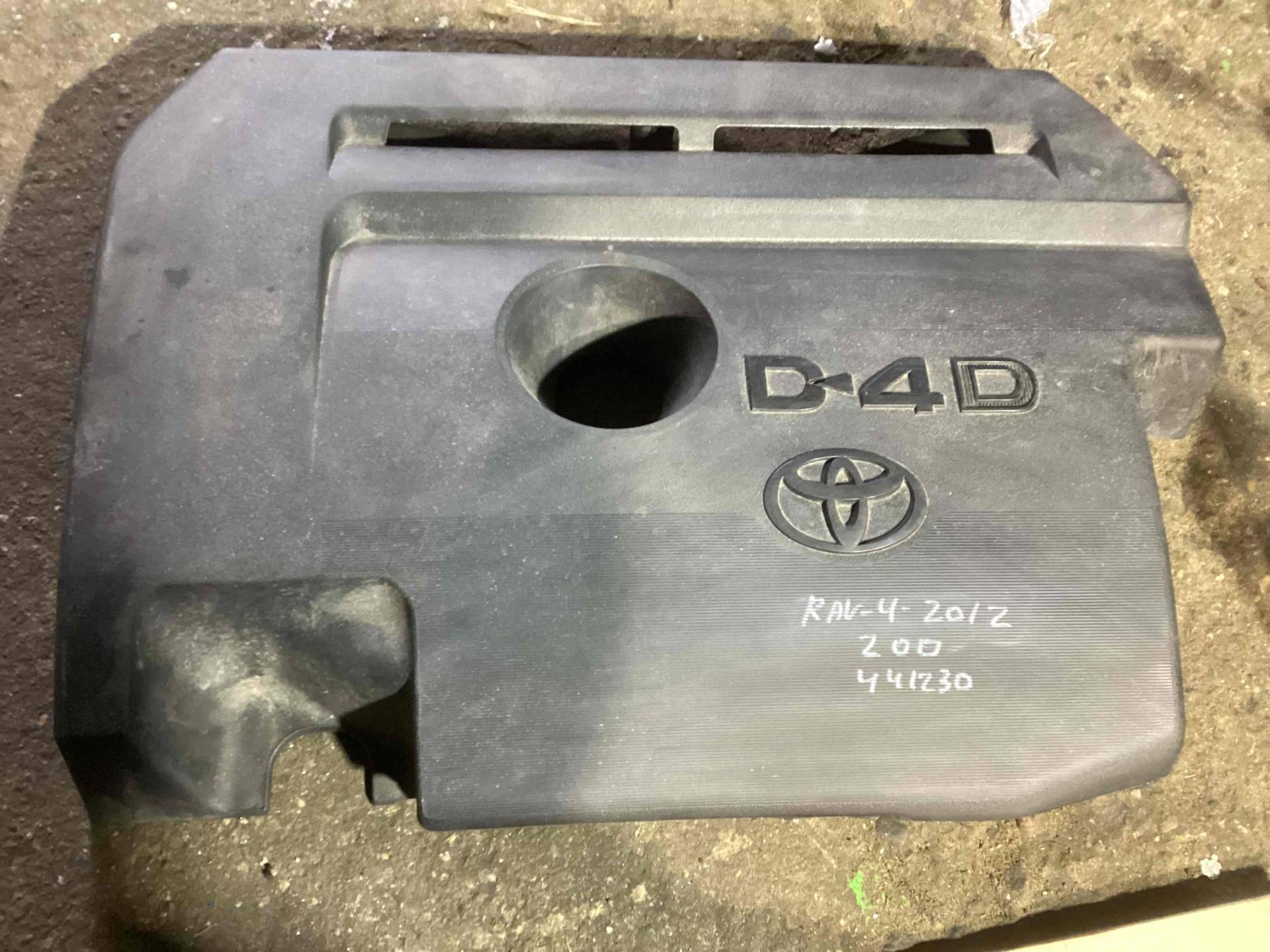 Декоративная крышка двигателя Toyota RAV4
