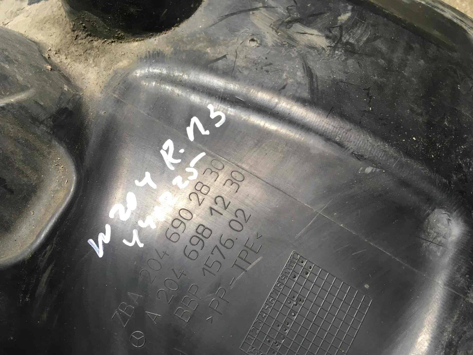 Подкрылок передний правый Mercedes-Benz C W204