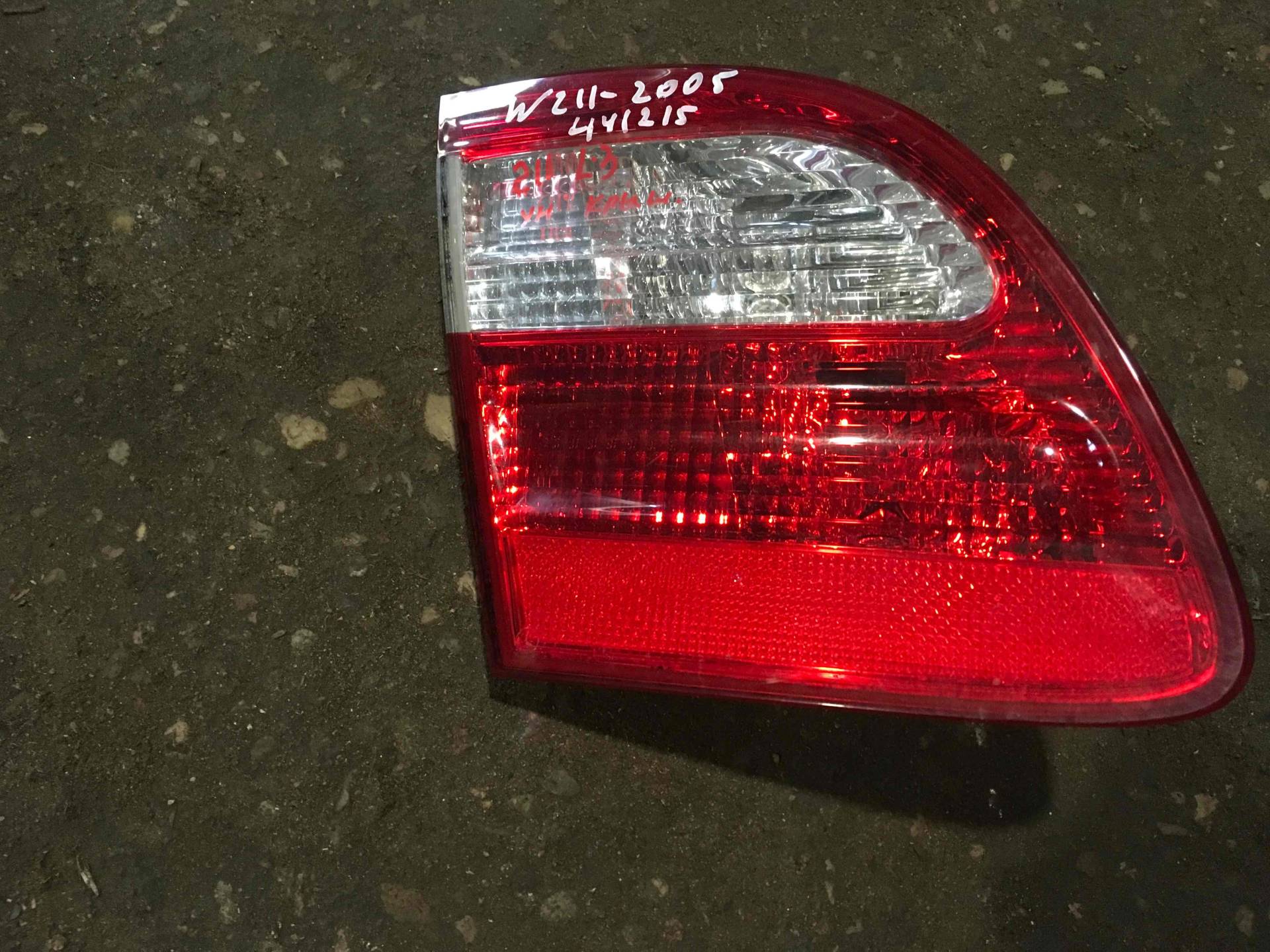 Фонарь крышки багажника левый Mercedes-Benz E W211