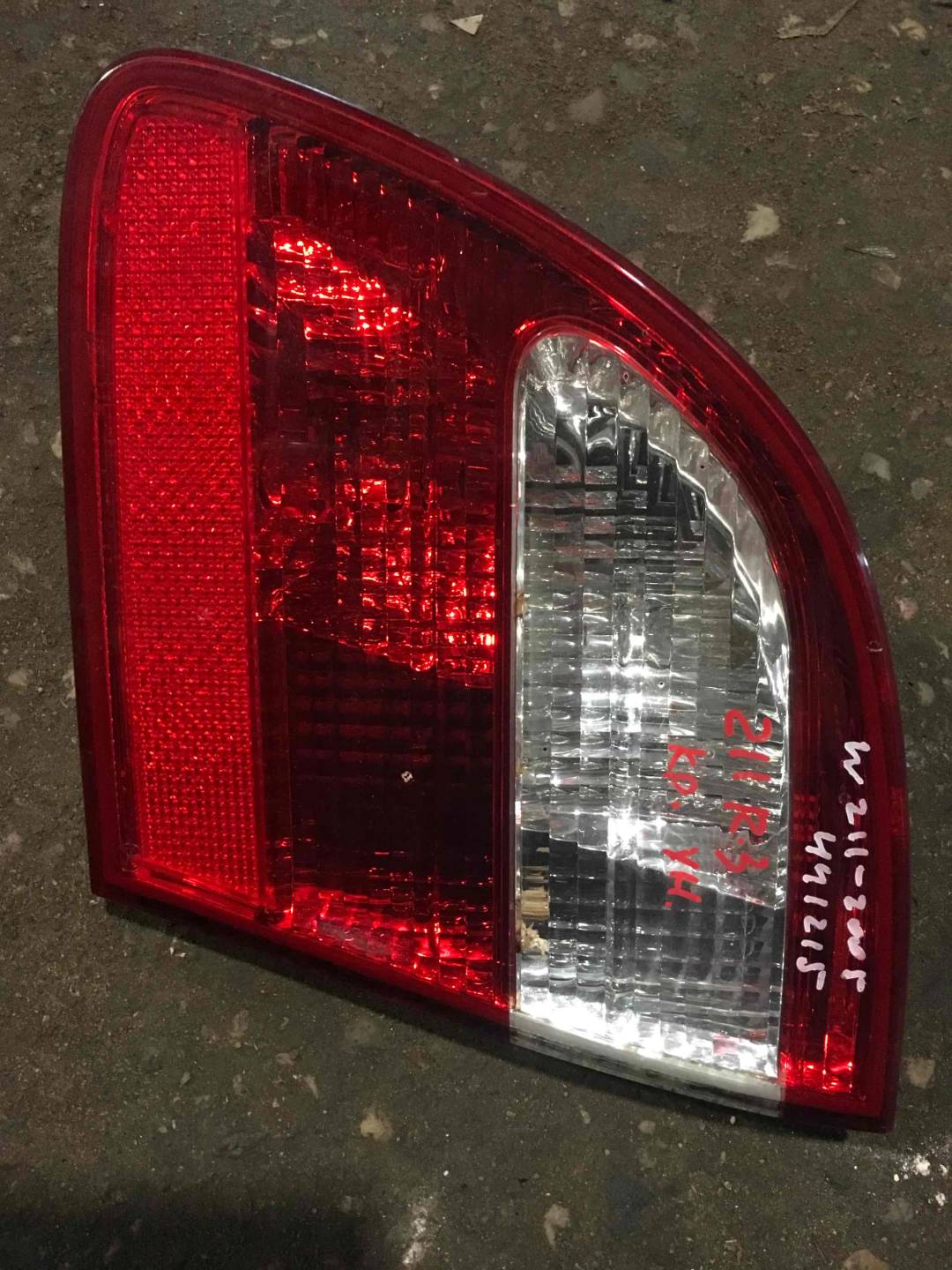 Фонарь крышки багажника правый Mercedes-Benz E W211