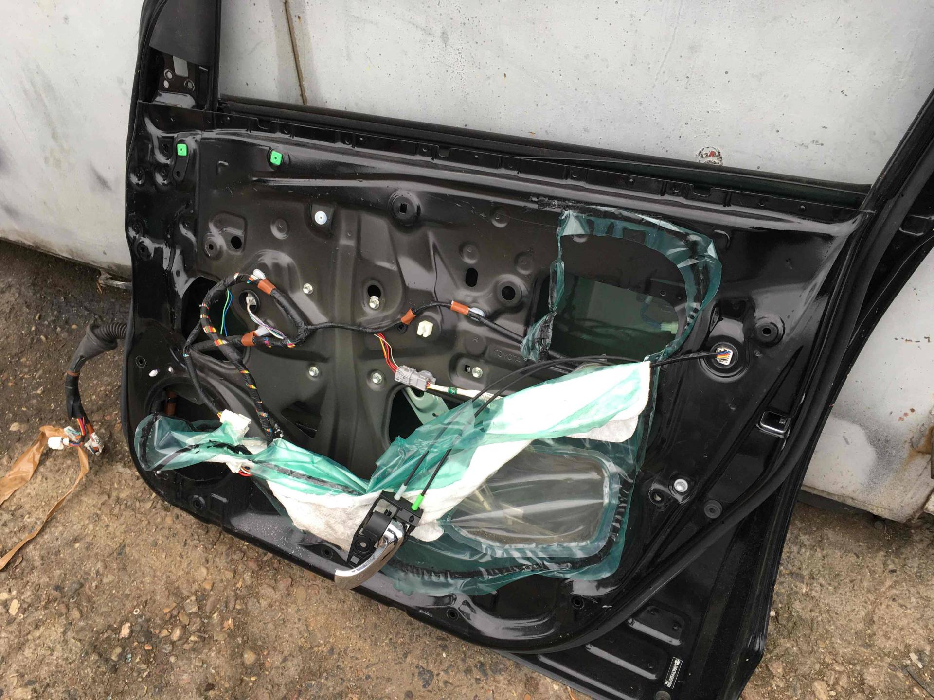 Стекло двери передней правой Toyota RAV4