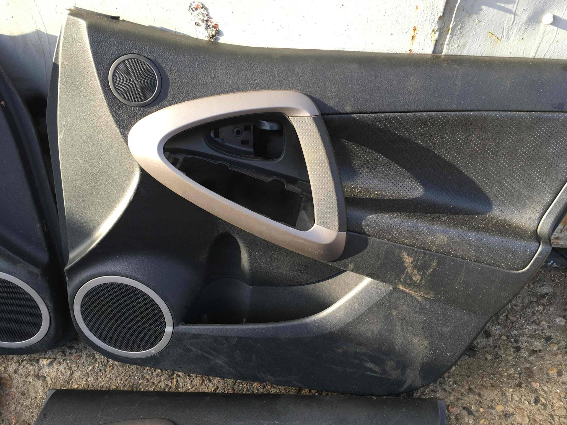 Обшивка двери передней правой Toyota RAV4