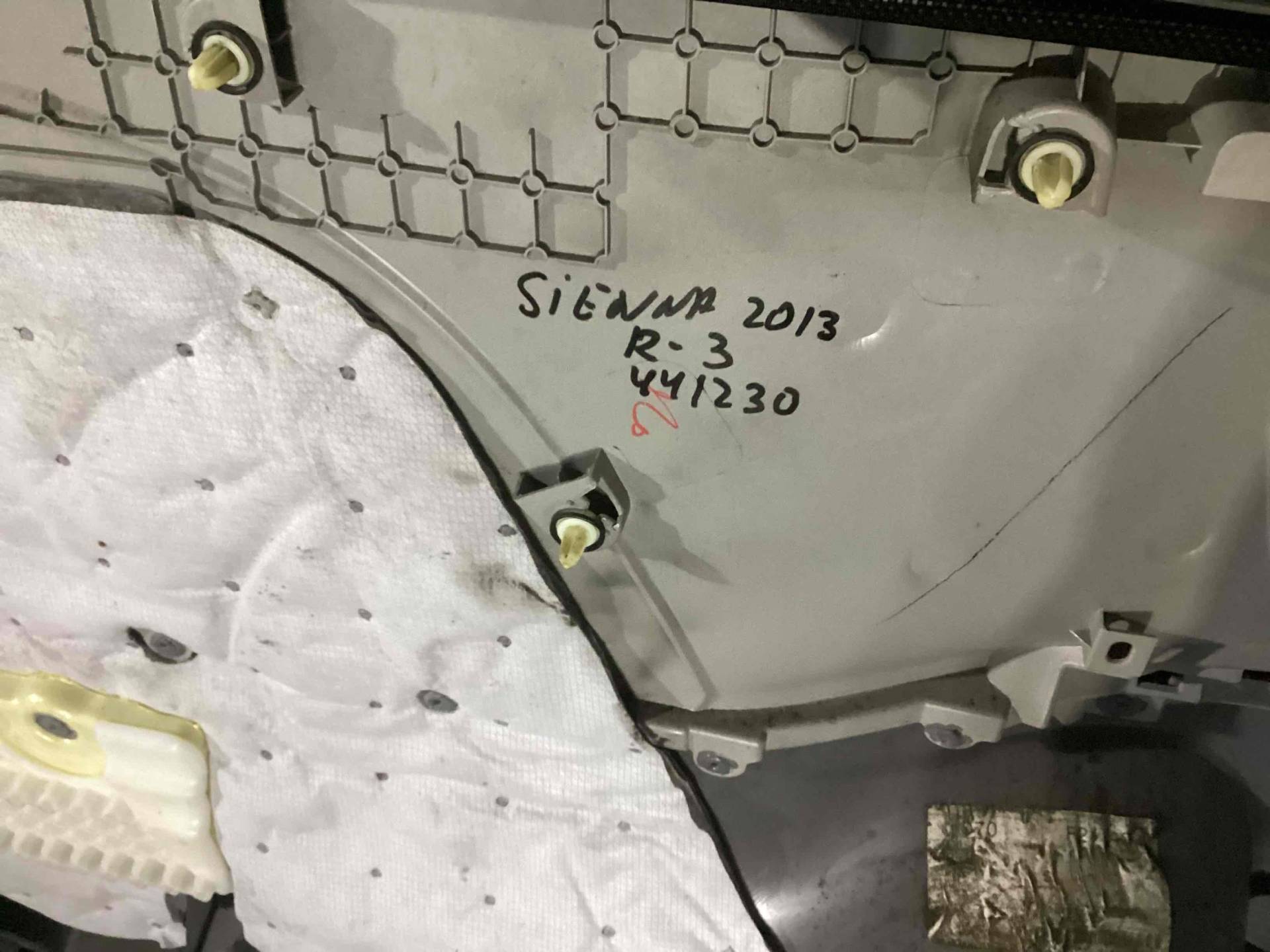 Обшивка двери задней правой Toyota Sienna 3 поколение
