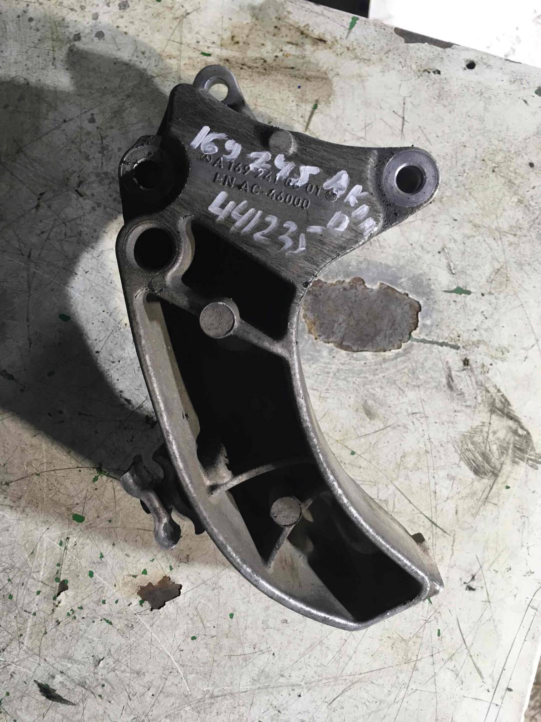 Кронштейн коробки (балка кпп) Mercedes-Benz B W245