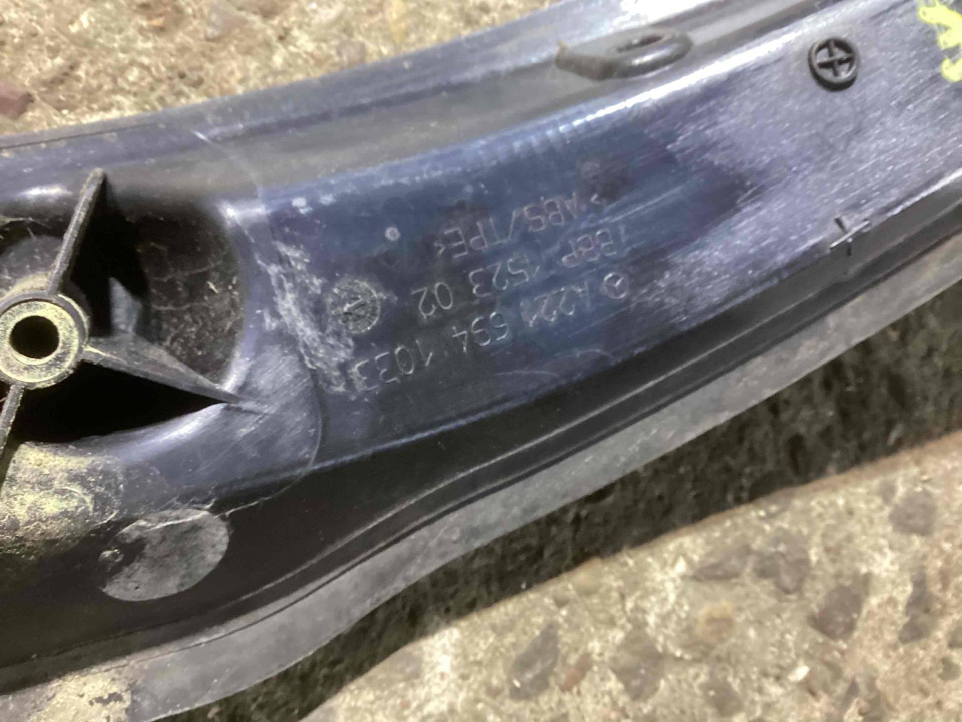 Водосток крышки багажника правый Mercedes-Benz S W221