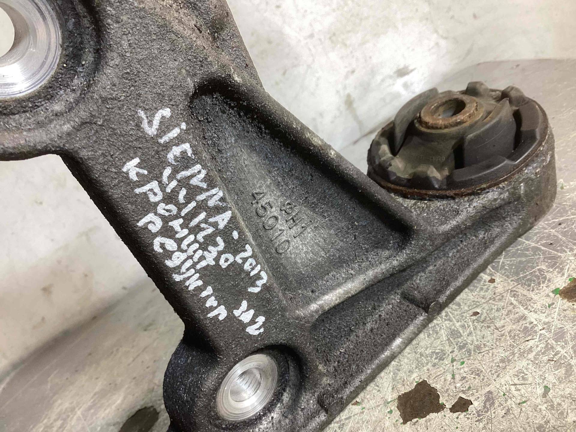 Кронштейн редуктора Toyota Sienna 3 поколение